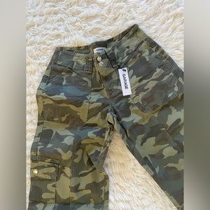 BRAND NEW WITH TAGS NEVER WORN GARAGE CAMO PANTS✨